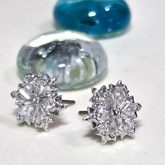 ❄️❄️Swarovski Magic Earrings Snowflake Studs Clear Crystal Silver Tone Whimsical - Picture 7 of 7